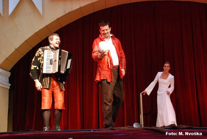 picture Hamlet, alebo nález lebky