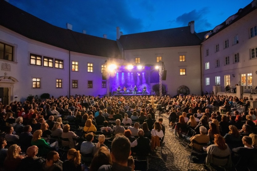 picture LUCIE BÍLÁ na zámku